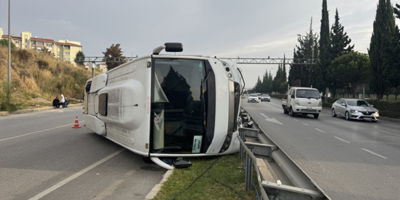 İzmir’de havalimanı personelini taşıyan midibüs devrildi: 5 yaralı