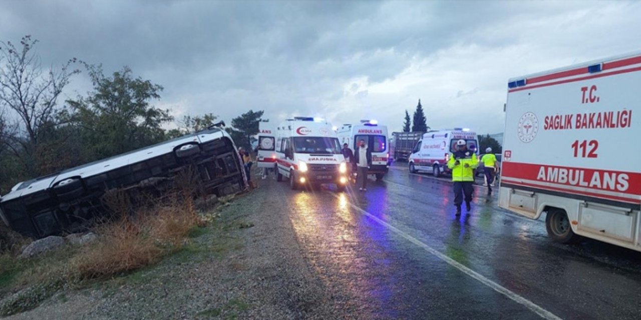 Denizli’de tur dönüşü kaza: Midibüs devrildi, 1 ölü 32 yaralı