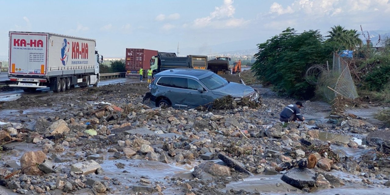 Hatay’da şiddetli yağış ulaşımı felç etti: Araçlar yolda kaldı