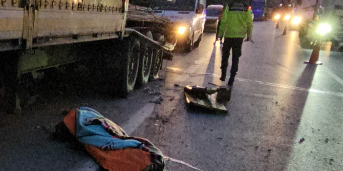 Sapanca’da otoyolda feci kaza: Lastik değiştiren sürücüye TIR çarptı