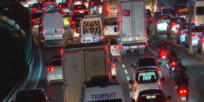 İstanbul trafiği kilitlendi: Yoğunluk yüzde 85'e ulaştı