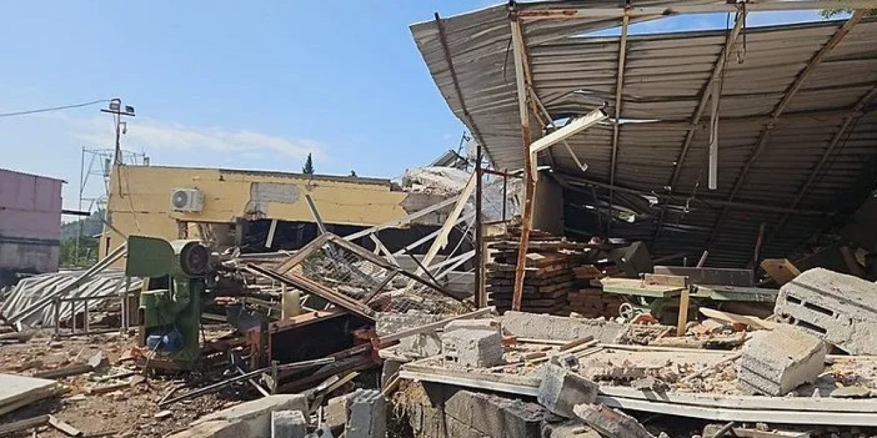 İzmir Bayraklı’da patlama: Bir ev yıkıldı, 1 kişi yaralandı