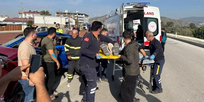 Hatay'da Korkutan Kaza: Cip ve Otomobil Çarpıştı, 5 Yaralı