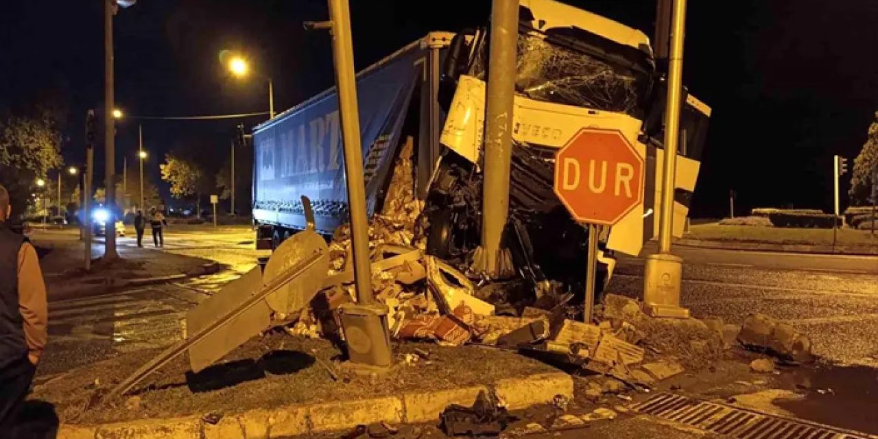 Ordu'da Süt Tırı Otomobille Çarpıştı, 2 Yaralı!