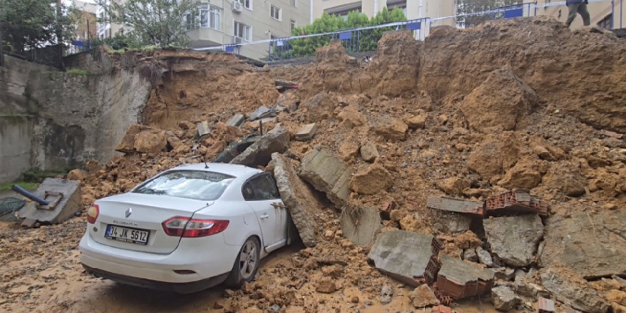 Maltepe’de istinat duvarı yağış sonrası otomobillerin üzerine çöktü