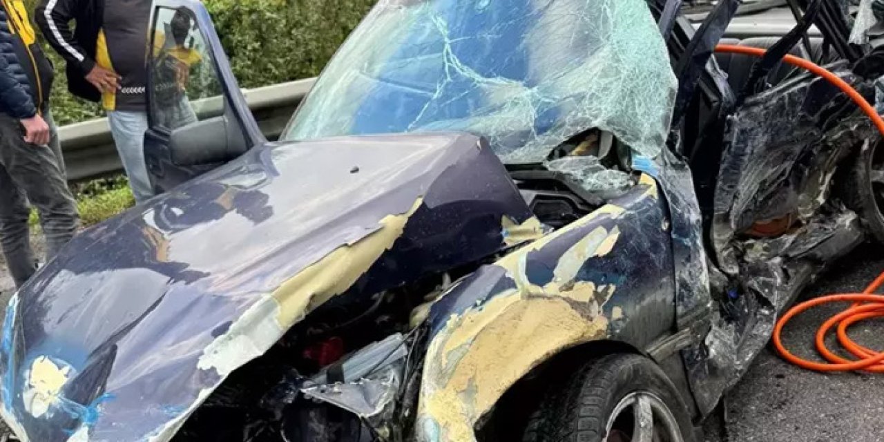 Sakarya’da otobüs çarptı, otomobil bariyere girdi: 1 ölü, 2 yaralı