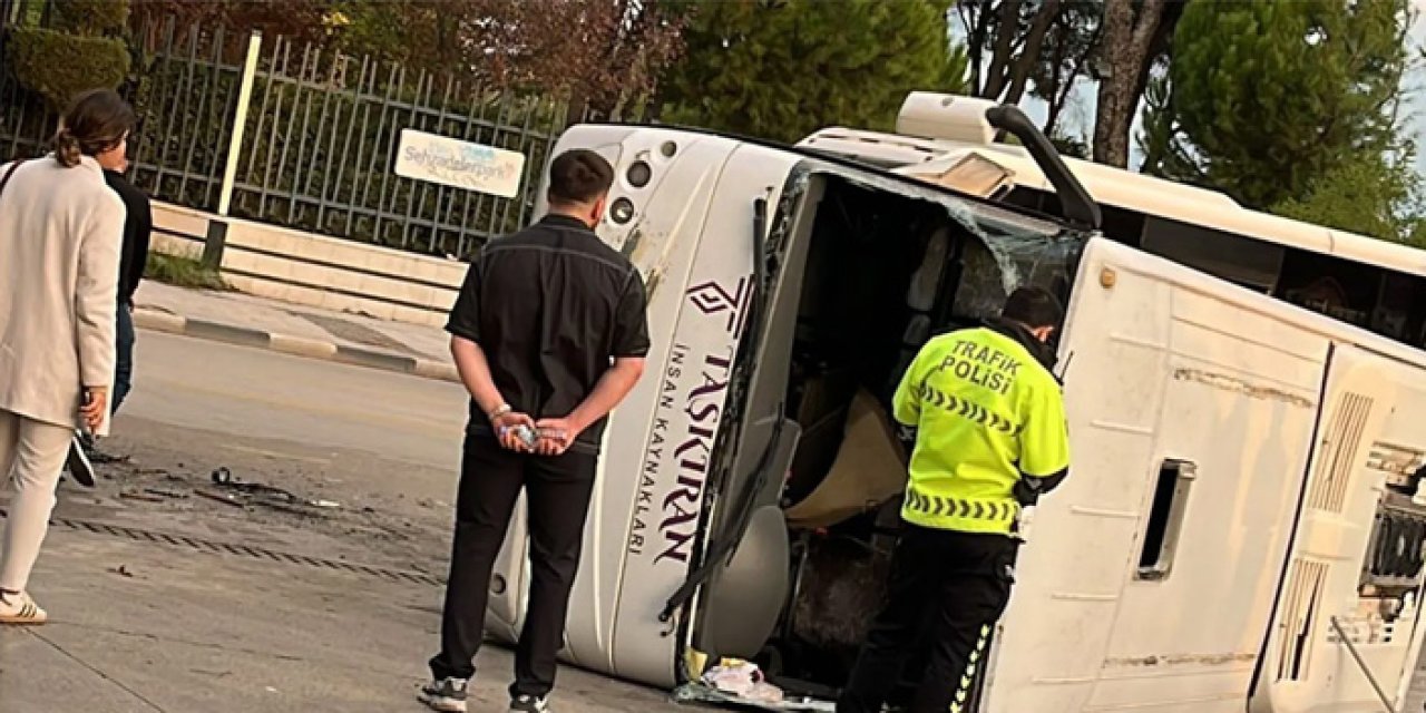 Manisa'da Midibüs Hafif Ticari Araçla Çarpıştı, 16 İşçi Yaralı!
