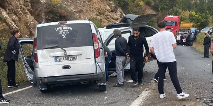 Artvin-Şavşat Yolunda Üç Araçlı Zincirleme Kaza: 4 Kişi Yaralandı