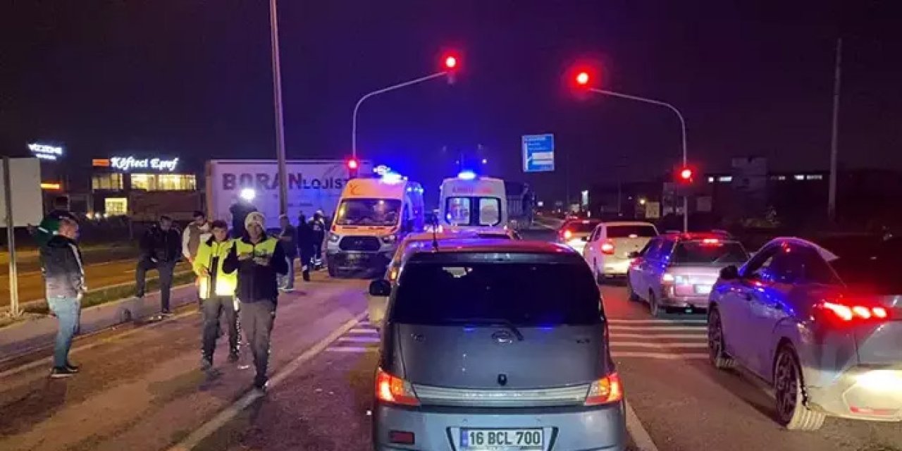 İnegöl girişinde 3 otomobil birbirine girdi, yaralılar hastaneye kaldırıldı