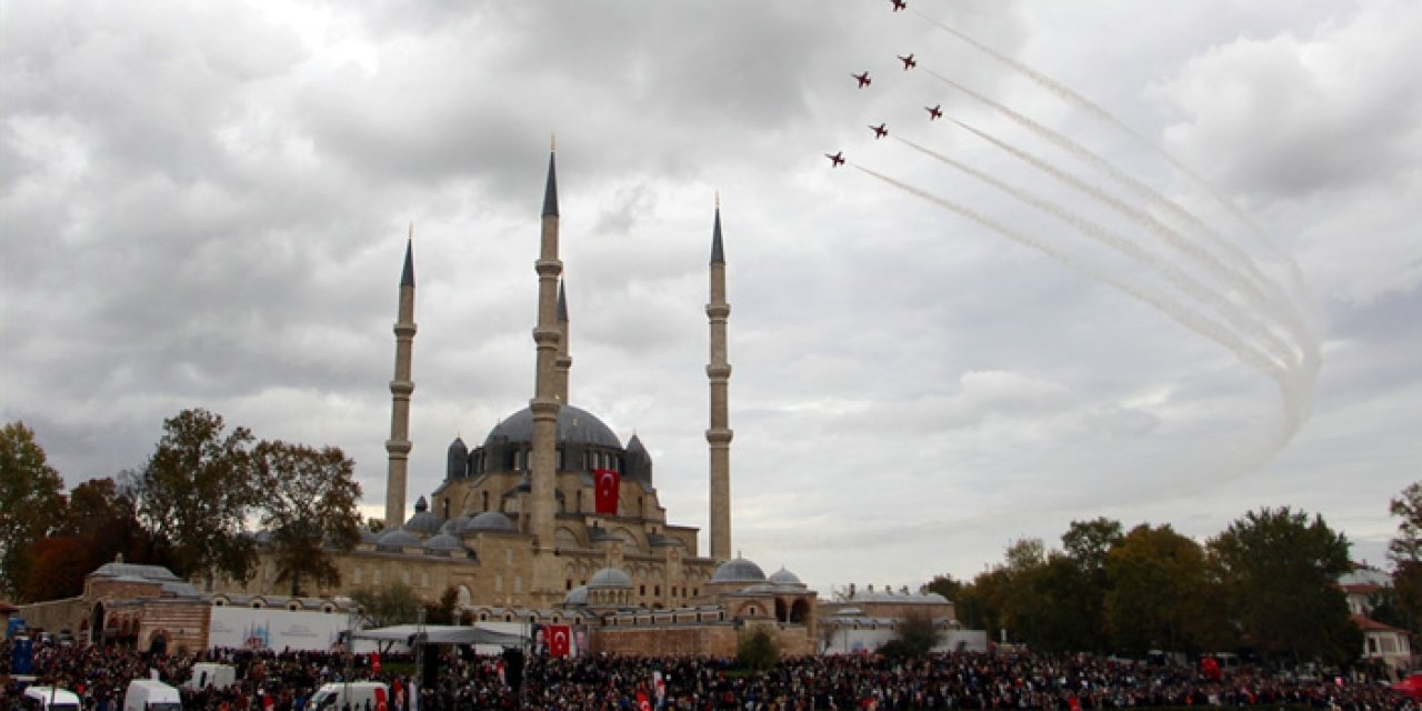 Türk Yıldızları'ndan Selimiye Gölgesinde Nefes Kesen Gösteri!