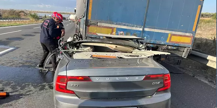 Adana’da feci kaza: Otomobil TIR’a arkadan çarptı, sürücü hayatını kaybetti