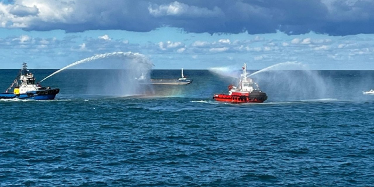 Zonguldak’ta Cumhuriyet coşkusu: Römorkörlerden su gösterisi