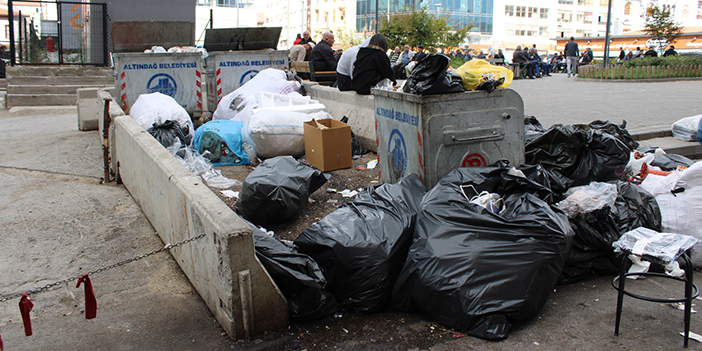Ulus’ta çöp konteynerleri yetersiz kaldı: Sokak çöplerle doldu