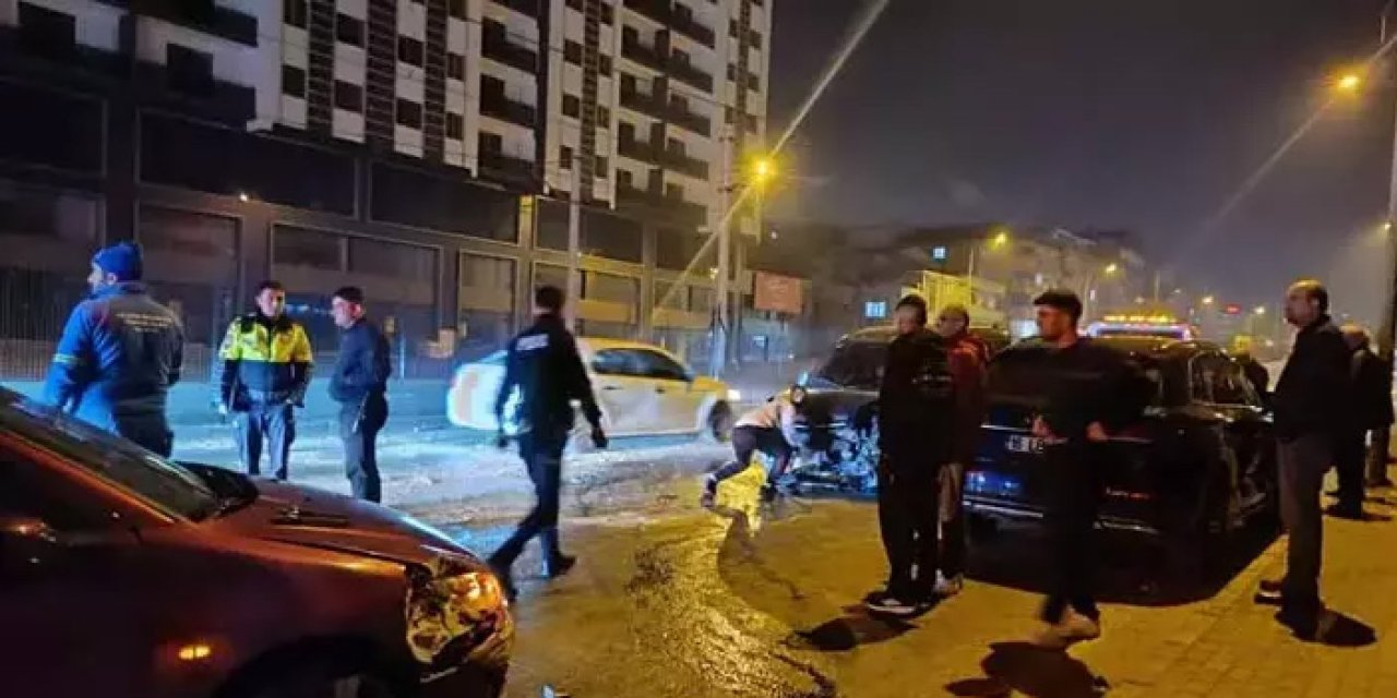 Gece yarısı yaşanan çarpışmada 2 kişi yaralandı