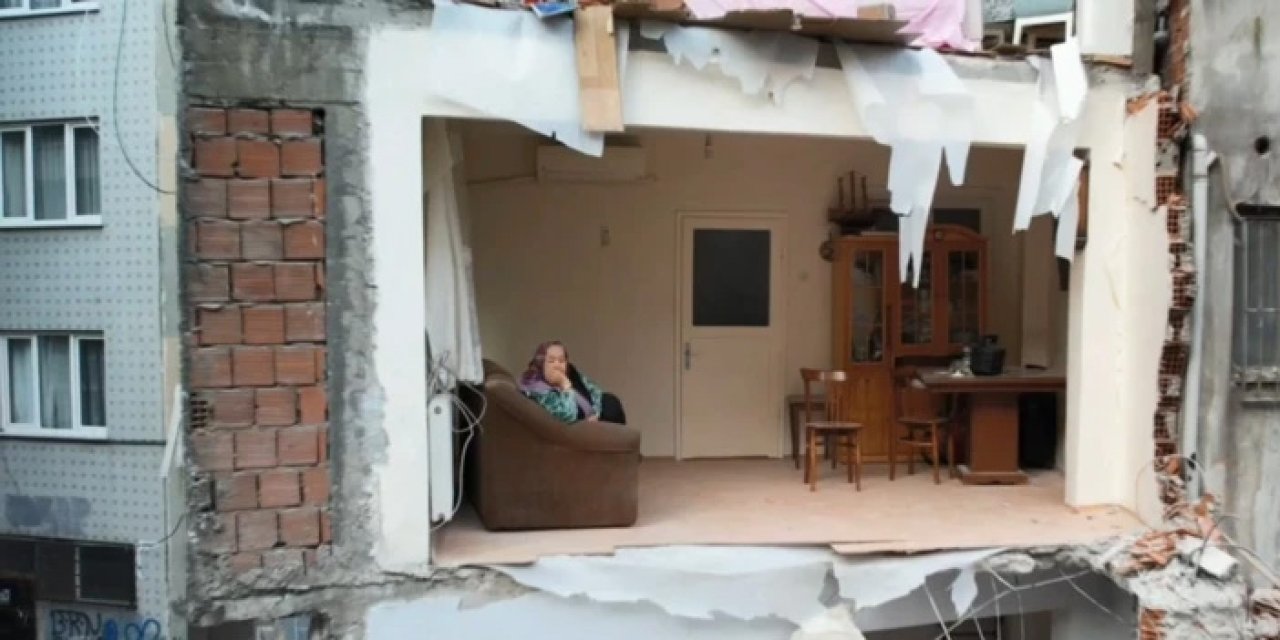 Şok eden manzara: İstanbul’da bina duvarsız kaldı!