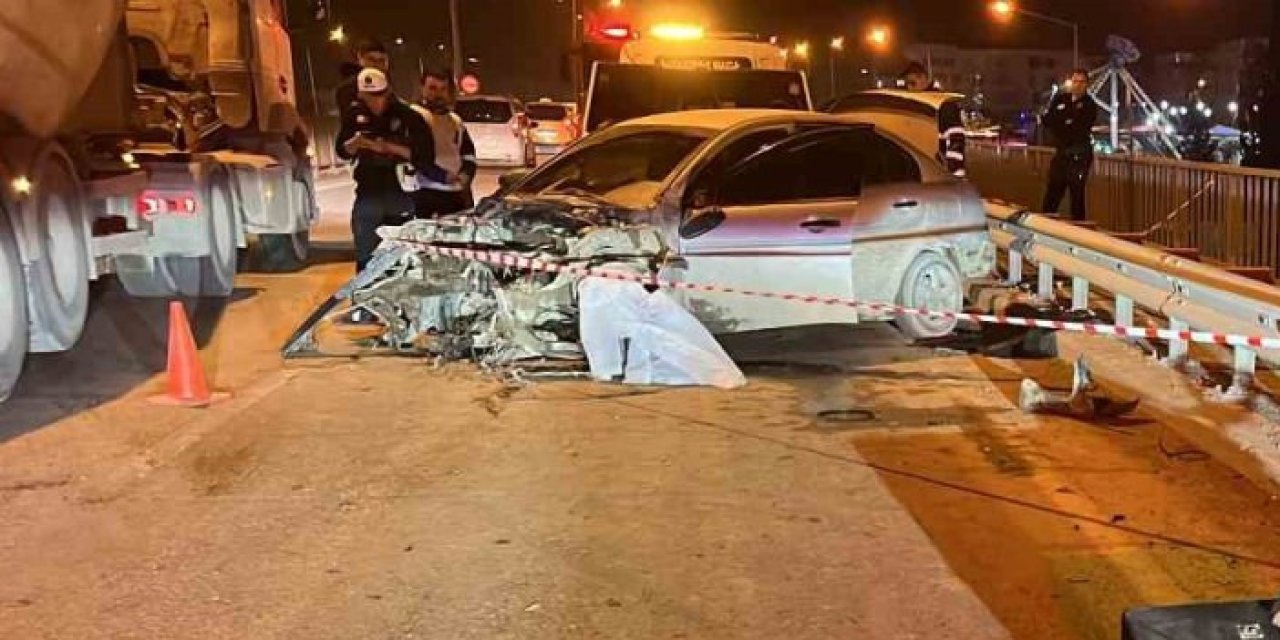 Sincan’da üst geçide sürten kamyona otomobil çarptı