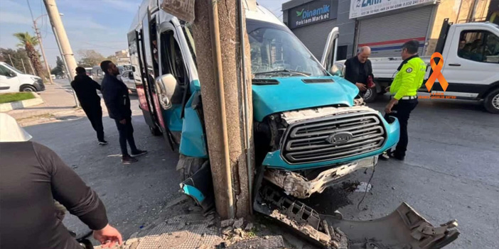 Konak’ta Dolmuş Direğe Çarptı: Yaralılar Var