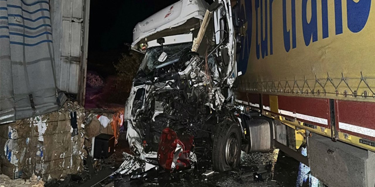 Edirne’de Zincirleme Kaza: 2 TIR ve 3 Otomobil Çarpıştı, 1 Ölü 2 Yaralı