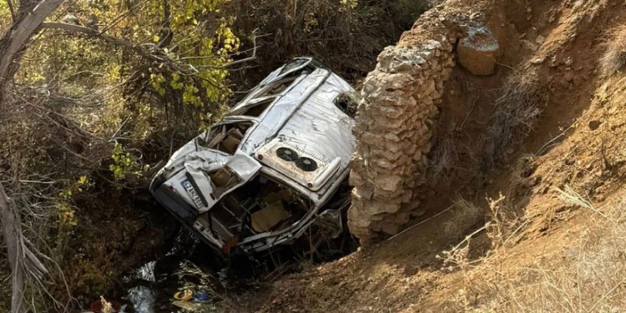 Öğrenci servisi uçuruma yuvarlandı: 14 yaralı