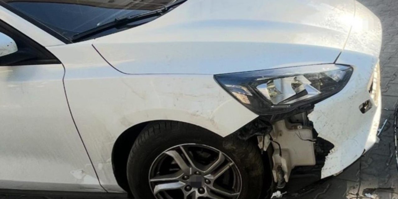 Sivas’ta başıboş köpekler park halindeki araca zarar verdi