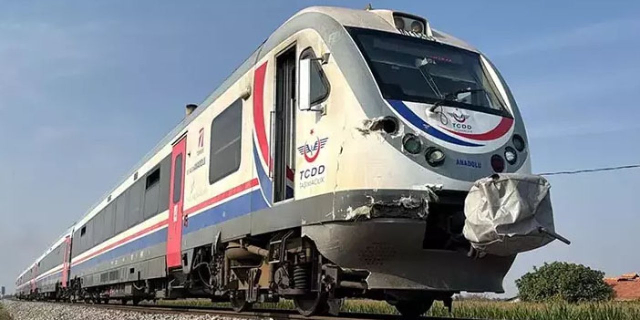 Tren çarptı, kamyonet ikiye bölündü ama sürücü sağ çıktı
