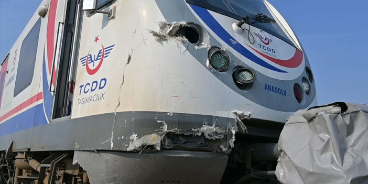 İzmir-Alaşehir seferinde kaza: Tren kamyonetle çarpıştı