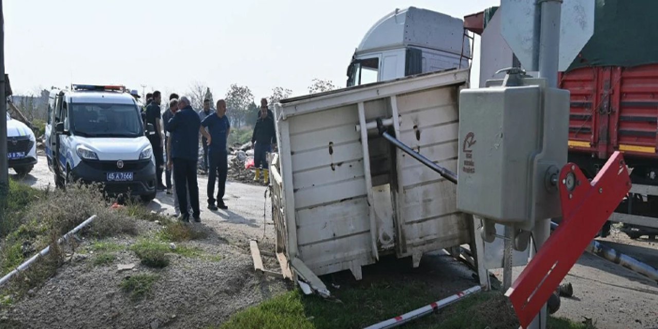 Manisa’da yürekler ağza geldi! Yolcu treni kamyonete çarptı!