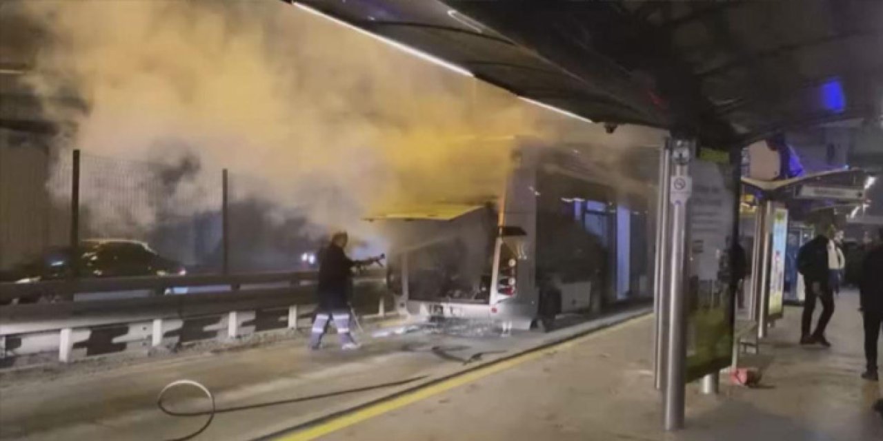 İstanbul’da Metrobüs Alev Aldı: Yolcular Panikle Tahliye Edildi