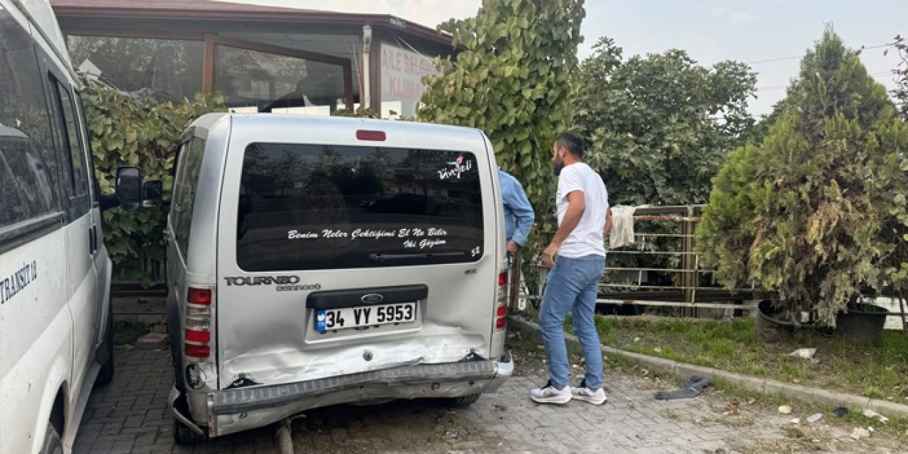 Kocaeli’de otomobil lokanta önündekilere çarptı: 1 ölü, 3 yaralı