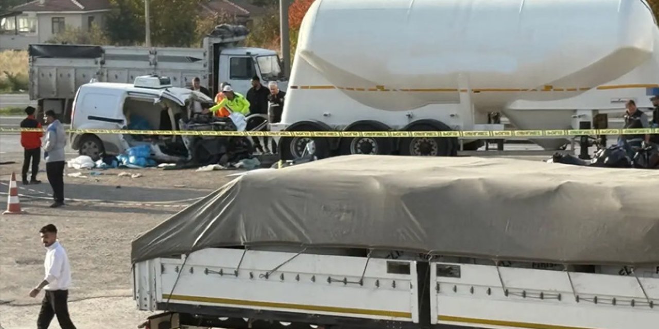 Park Halindeki TIR’a Çarpan Otomobilde 3 Kişilik Aile Hayatını Kaybetti