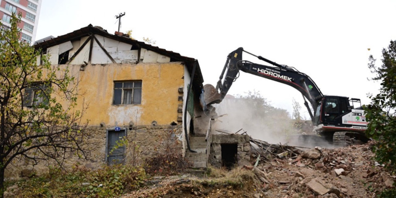 Mamak’ta üç metruk yapı yıkıldı