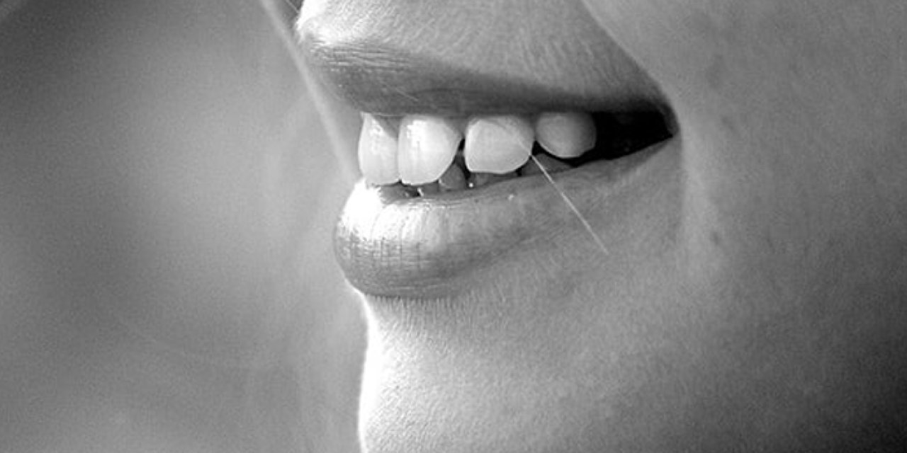 Bir gülüşün altında saklı yorgunluk