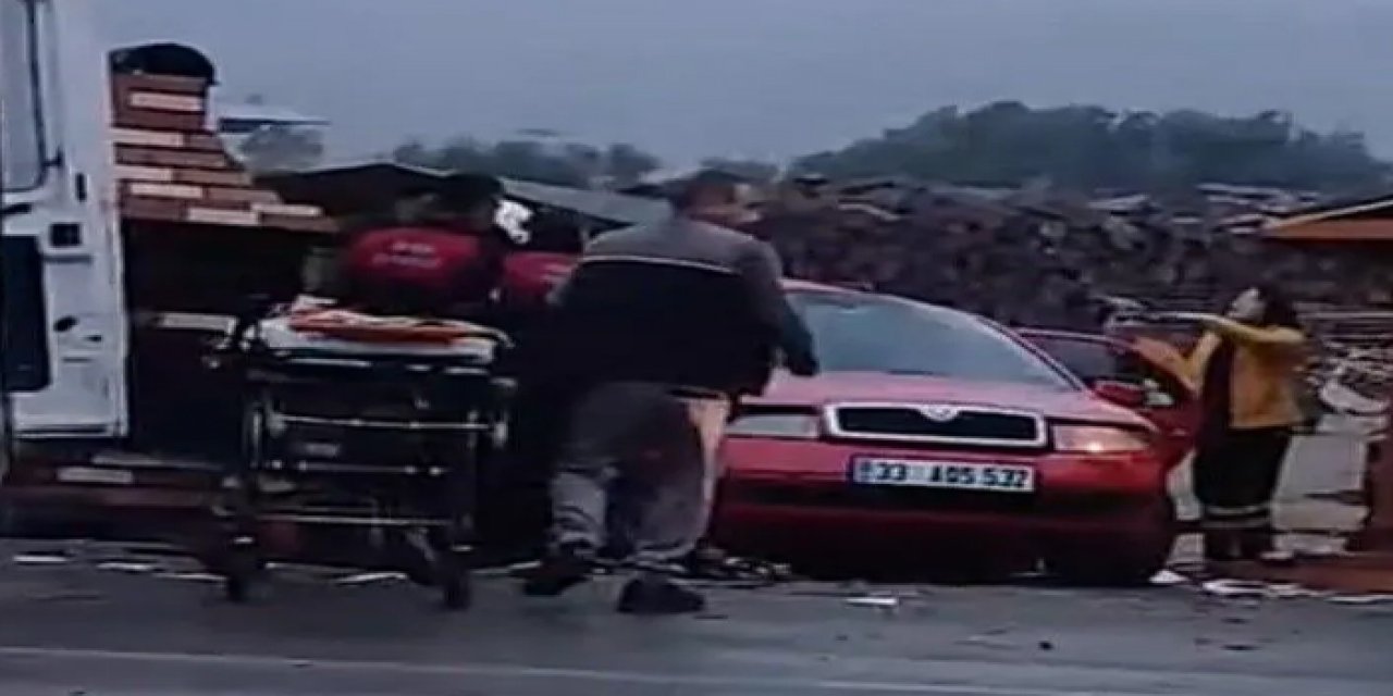 İzmir’de iki otomobil çarpıştı! Zeytin işçileri hayatını kaybetti