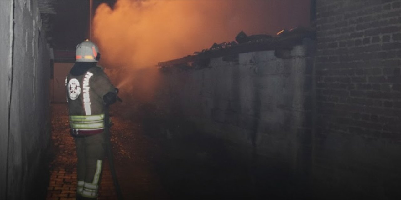 Manisa’da yangın paniği: Alevler iki evi sardı