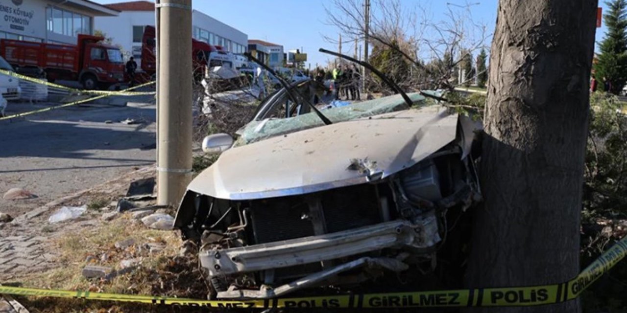 Otomobil ağaca çarptı, iki kişi hayatını kaybetti: 1 ağır yaralı