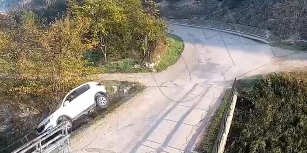 17 yaşındaki kızın kullandığı araç ters döndü, iki çocuk yaralandı