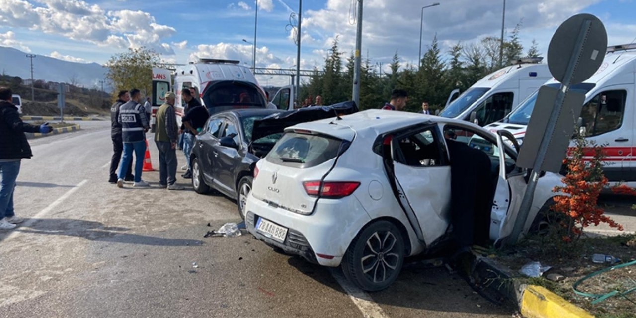 Kavşakta otomobiller çarpıştı: 7 yaralı