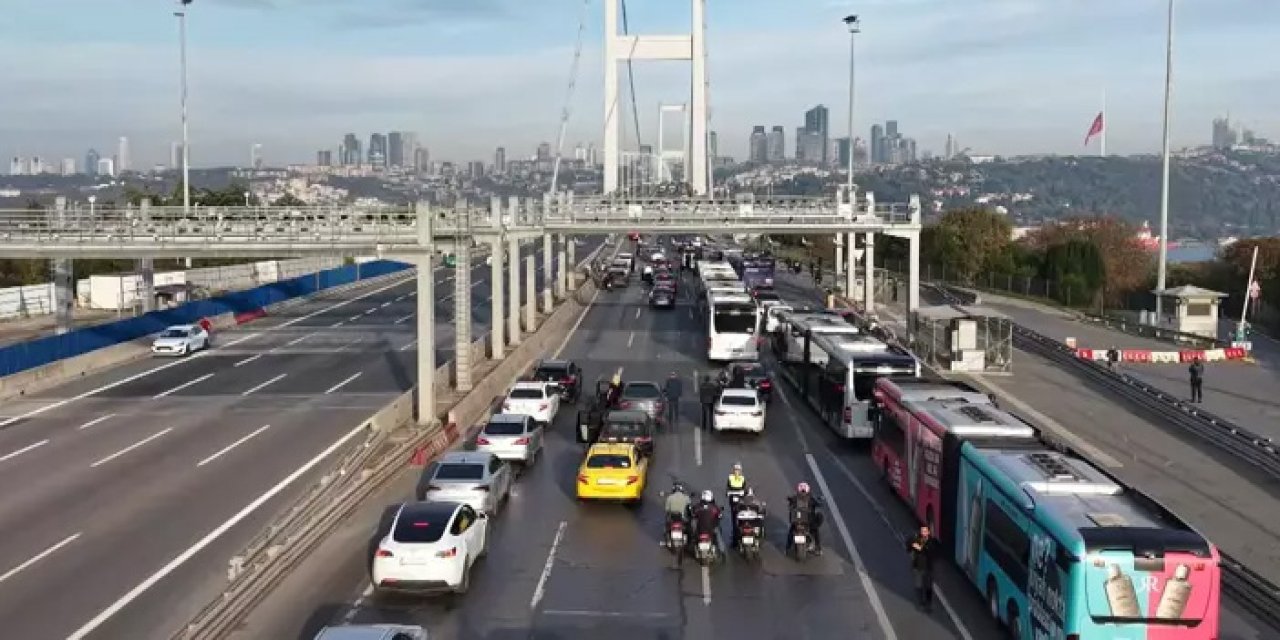 15 Temmuz Şehitler Köprüsü’nde hayat durdu: Atatürk saygıyla anıldı