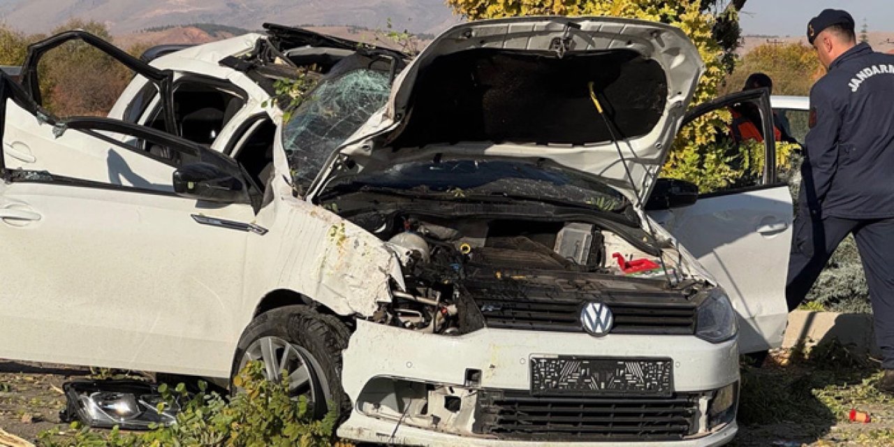 Otomobil direğe çarptı: Anne ve bebeği yaşamını yitirdi