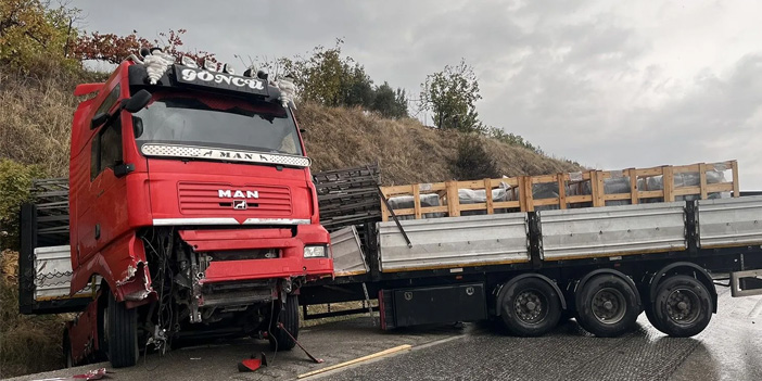 Manisa’da Yağış Kazaya Neden Oldu: Tır Makasladı, Yol Trafiğe Kapandı