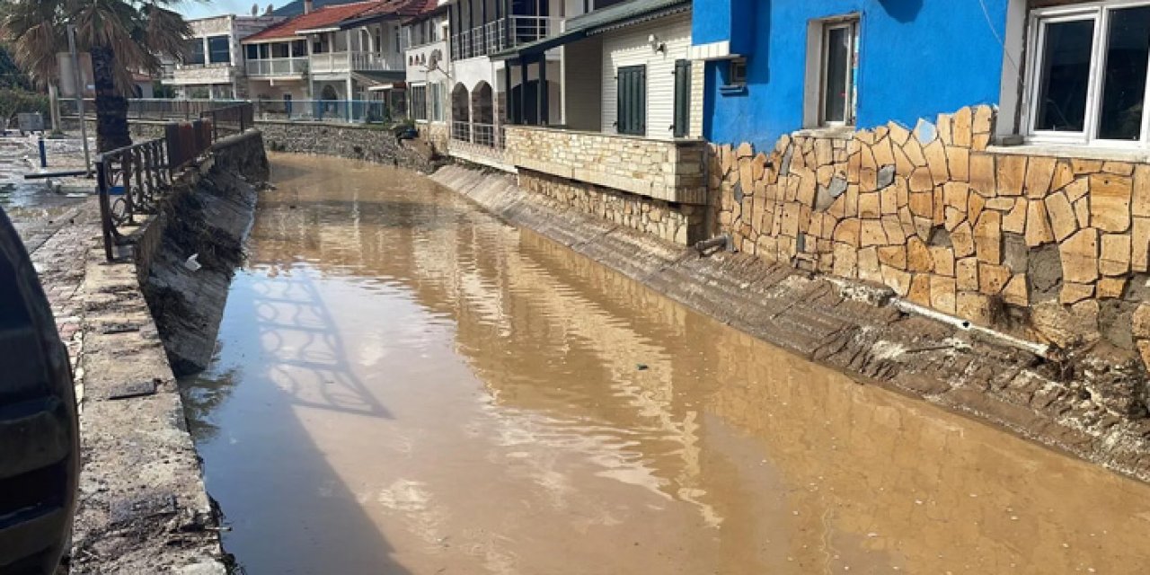 İzmir O ilçesini yine sel vurdu! Dere taştı, evler suya gömüldü
