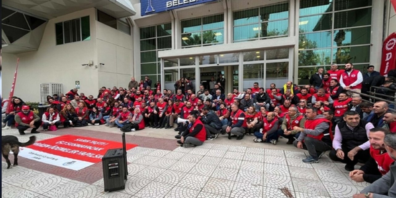 İzmir'de Büyükşehir Belediyesi işçilerinden oturma eylemi