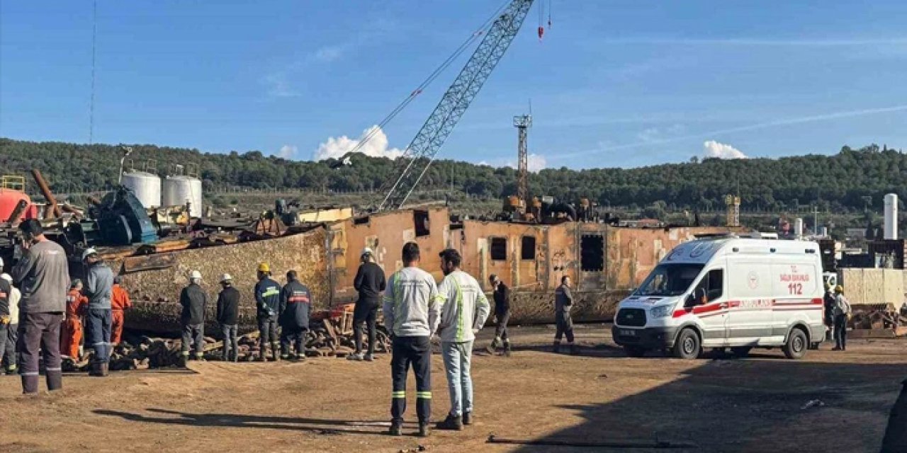 İzmir'de feci kaza: İşçi gemi parçasının altında can verdi