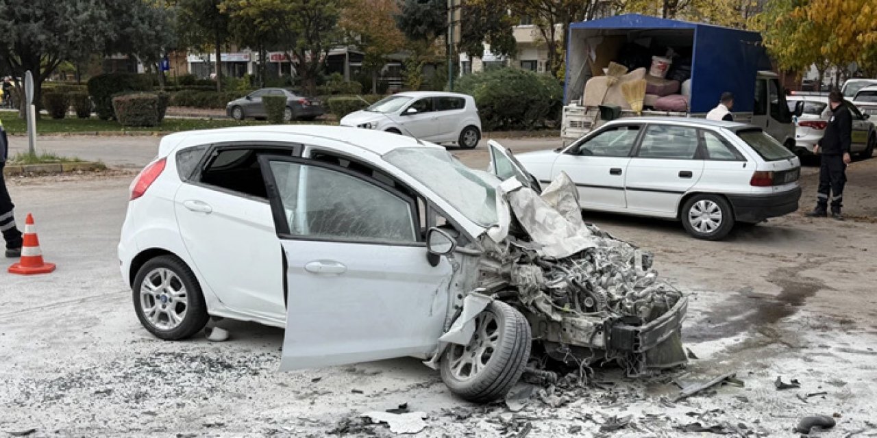 Eskişehir’de feci kaza: Kamyona çarpan otomobilin sürücüsü öldü