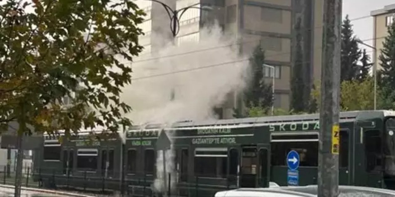 Gaziantep’te tramvaya yıldırım düştü: Seferler durdu, panik yaşandı