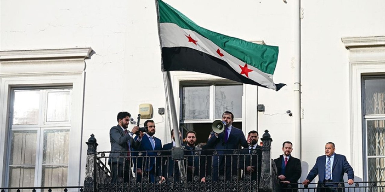 Londra’da Suriye bayrağı yeniden dalgalandı