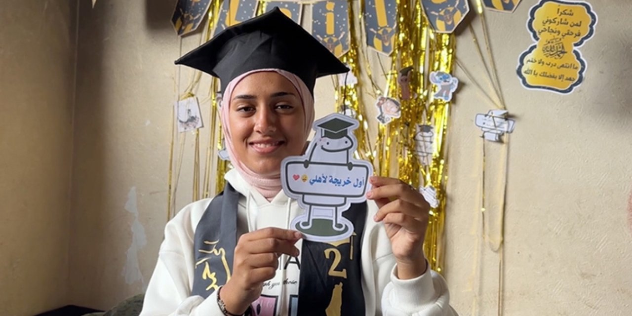 Gazze’de öğrenciler yıkıntılar arasında lise sınav başarısını kutladı