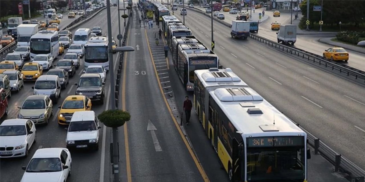 Metrobüs engelli yolcuya çarptı: Durumu ağır