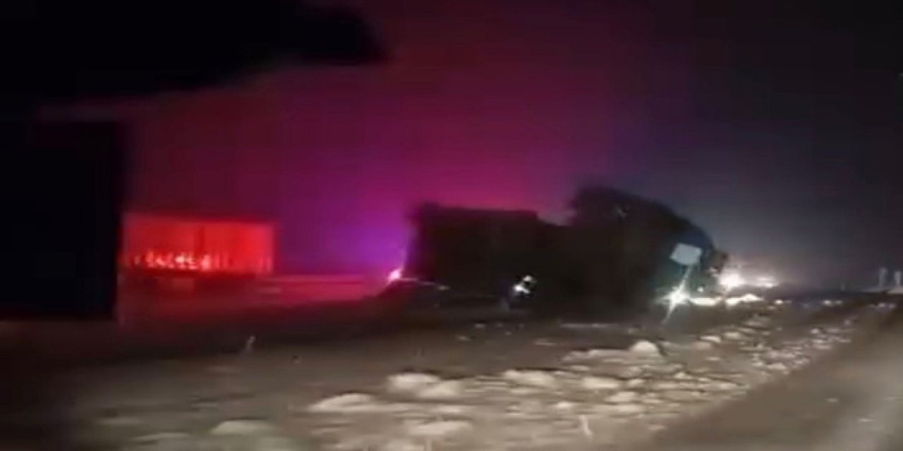 Sivas’ta Yardım İçin Duran TIR’a Araç Çarptı: 1 Ölü, 5 Yaralı