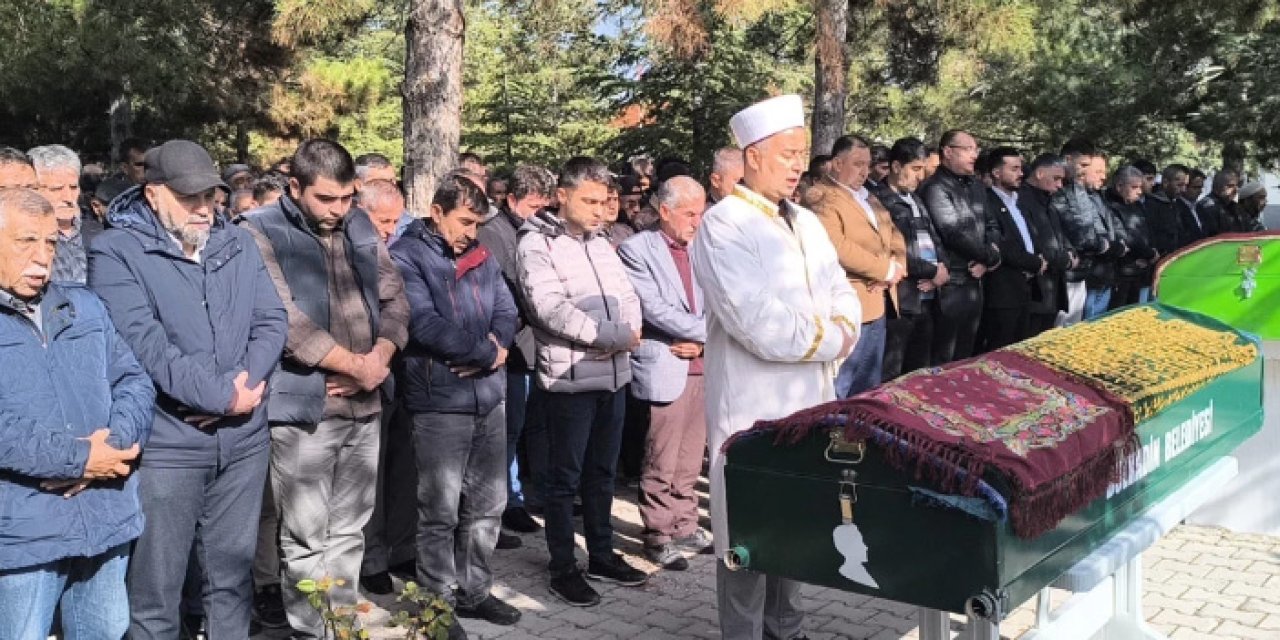 Gıda zehirlenmesi şüphesi: Anne ve iki çocuğu yan yana toprağa verildi